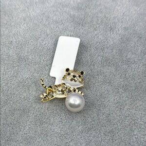 Elegant Gold and Silver Leopard Brooch with Pearl